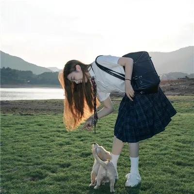 踉跄女孩